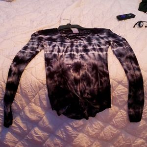 A black tye dye long sleeve shirt 👕